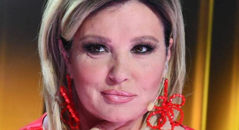 „Csodacsaj” – Liptai Claudia 18 éves lánya ibolyaszín miniruhában meseszép modell