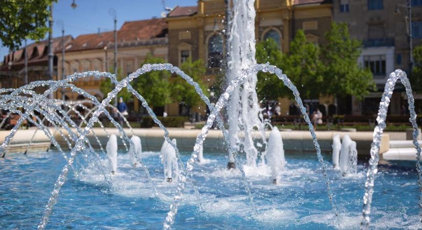 Rendszeresen mosakodnak és vizelnek bele a hajléktalanok a szökőkútba ezen a településen – Debrecenben ennek komoly következményei lennének!