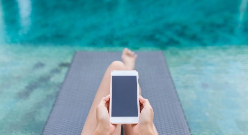 Digitális detox a nyaraláson: amikor fizetnénk is azért, hogy elvegyék a telefonunkat – Tényleg hatásos?