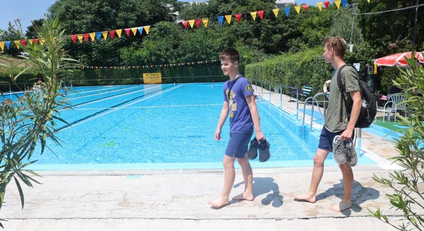 Strandolók, figyelem! Kiadták a figyelmeztetést: extra erős az UV-sugárzás