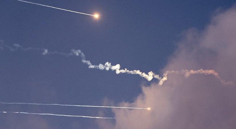Videón, amint egy rakéta csapódik be Tel-Avivban