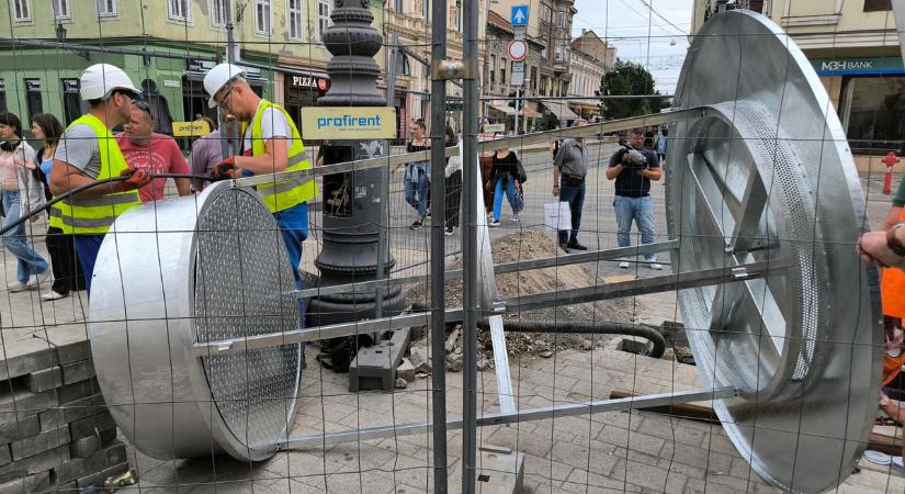 A Villanyrendőr, ami egy forintba se került, és az egyforintos mellette