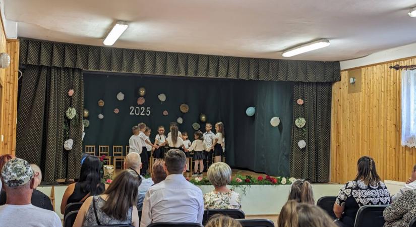 Különleges műsorral búcsúztak a darvasi ovisok