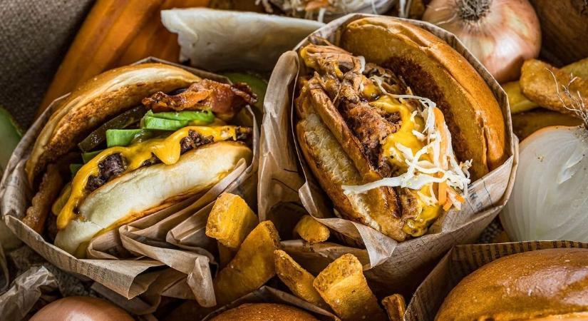 Te be tudnád gyűrni egyszerre? Kollégáink megtalálták a Balaton talán legnagyobb hamburgerét