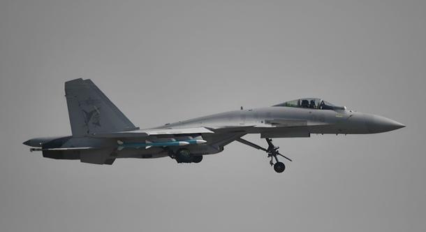 Egy kínai vadászgép mindössze 45 méterre repült el egy japán repülőgéptől
