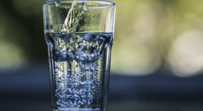 Pontosan mennyi vizet kell inni naponta? Az enyhe kiszáradás is növeli egyes betegségek kockázatát