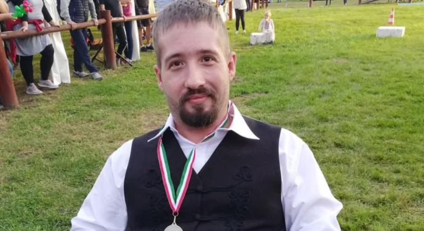 A munkámat nézzék, ne a betegségem... – mesterműveket alkot a kerekesszékes fafaragó
