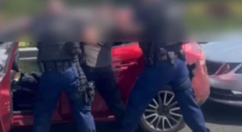 Hullanak a dílerek! Rendőrök lepték el az M3-as autópálya őri lehajtót: videón a rajtaütés