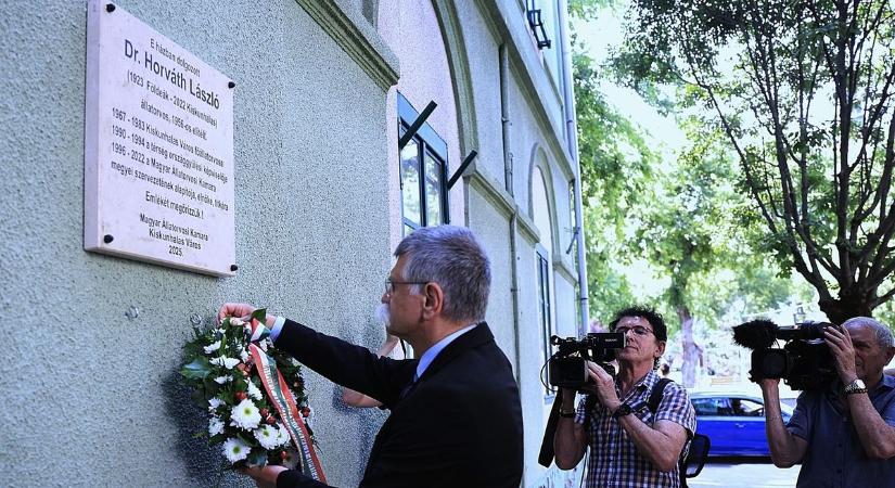 A börtönt is vállalva segített másokon, kivívta a tiszteletet a legnehezebb időkben is – galériával
