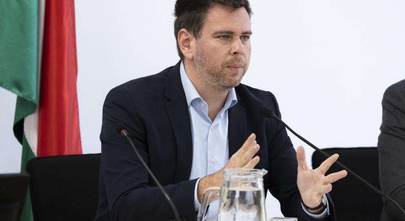 Vitézy Dávid: Pályafelújítás helyett a budik rendbe tétele a cél, Lázárék csalnak a késési adatokkal