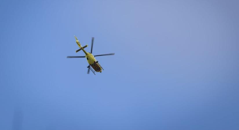 Busz alá szorult egy motoros Vácrátótnál, mentőhelikoptert is riasztottak