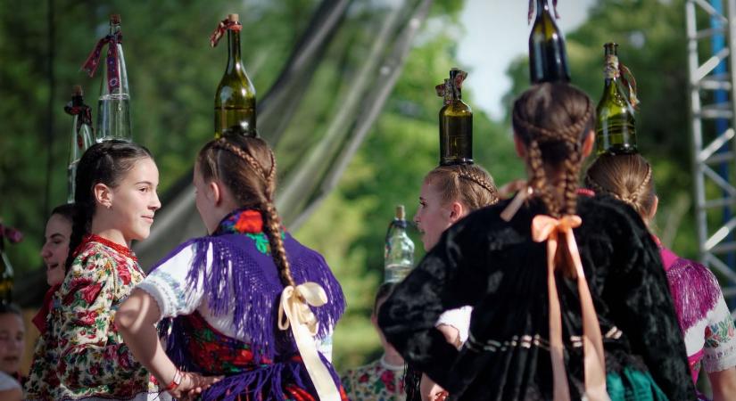 Határon túli népművészeti fesztiválokat, táborokat is támogatnak