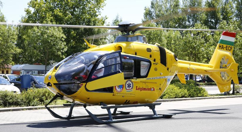Súlyos baleset Vácduka és Vácrátót között - kocsi alá szorult a motoros