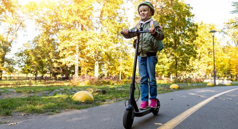 Felháborodtak a szülők, elvennék az elektromos rollert a fiataloktól