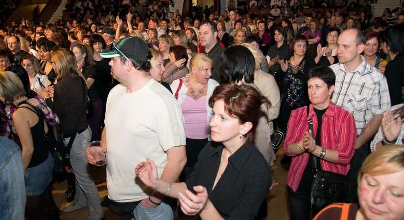 Így bulizott Szombathely a Neoton-koncerten 2012-ben a Sportházban - retro fotógaléria