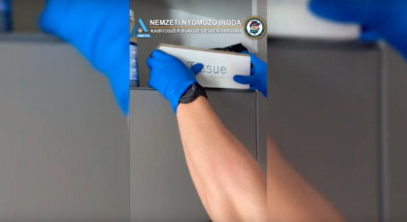 Kivették a papírzsepi tartót a szekrényből a zsaruk: ami ezután történt, az csak rontott a 40 éves abonyi férfi helyzetén - Fotók