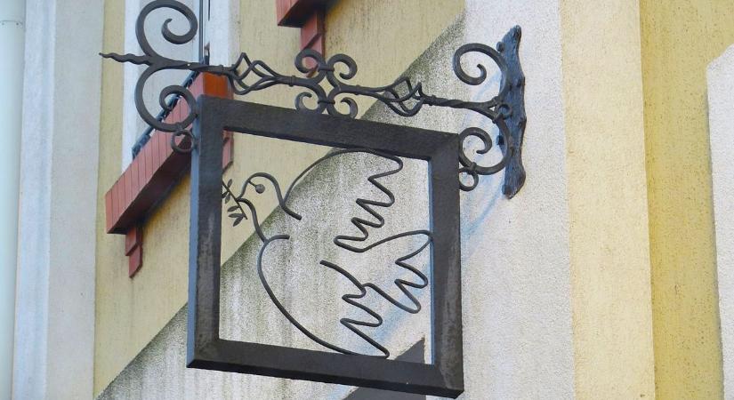 Kincsek a falakon – játékos séta Keszthely rejtett cégéreivel