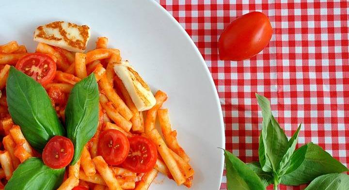 Paradicsomos tészta grillezett halloumival: gyors mediterrán vacsora