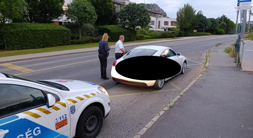 Pucéran vezette összetört autóját Budaörsön a férfi, nem emlékezett arra se, hol rúgott be - fotók