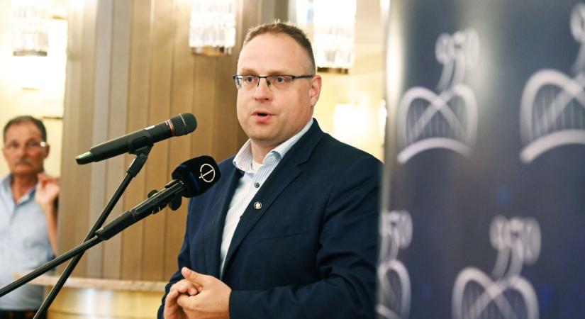 Eltörölné a nyugdíjasoknak járó juttatást a szolnoki Fidesz, a polgármester nyílt levélben fordult Orbán Viktorhoz