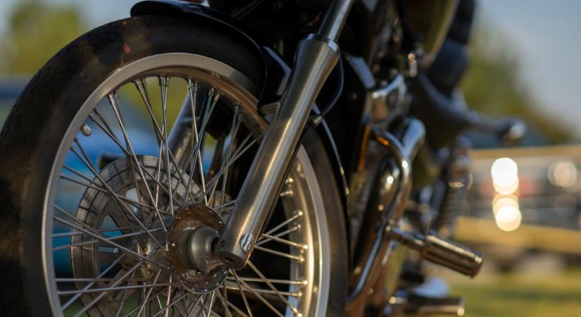 Busz alá csúszott egy motoros, meg kellett emelni a járművet