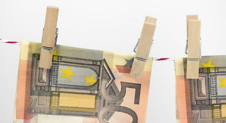 Vakmerő ötlet: 54 ezer forintos bankjegyekkel fizetett az alföldi fiú