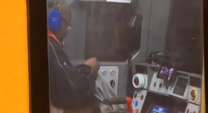Hajmeresztő videón, ahogy menet közben kötöget a metróvezető