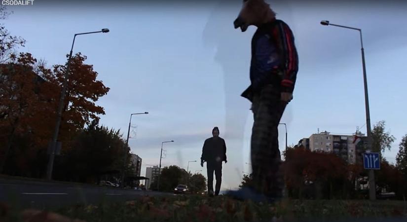 Démon az erkélyen, lófej az Avason! Keressünk tovább együtt!