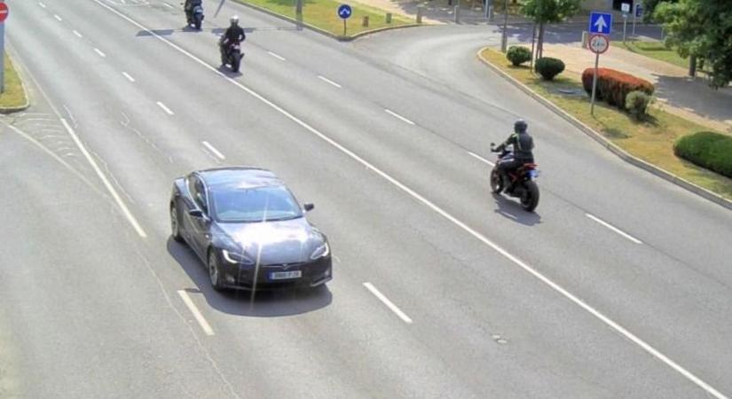 Nem tudott előzni, egyből ütött a garázda motoros a Balatonnál – elkapták a zsaruk