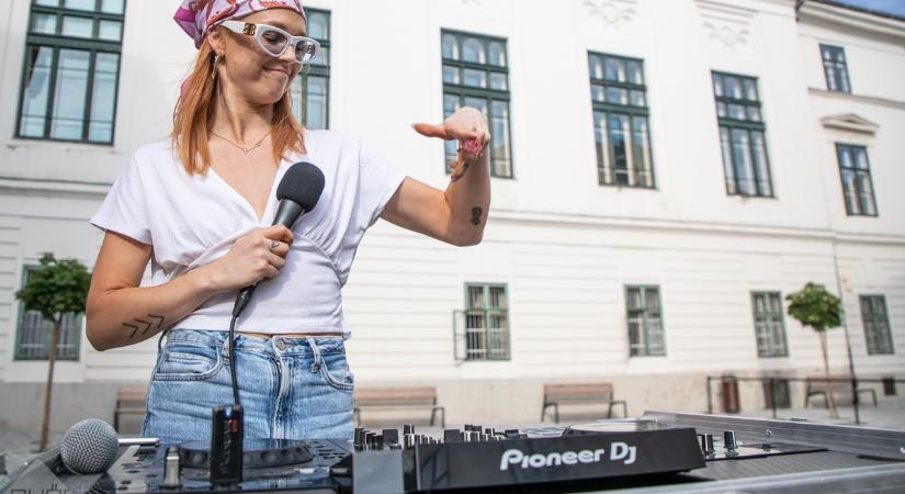 Összeházasodott focista szerelmével a győri DJ
