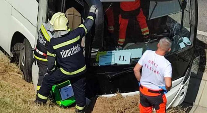 MÁVbusz sodródott árokba Veszprémnél