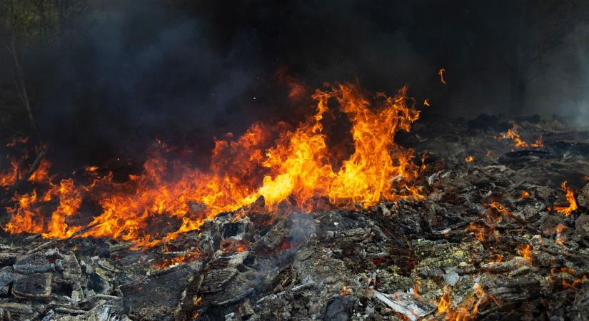 Felcsaptak a lángok a nagyecsedi hulladéklerakóban