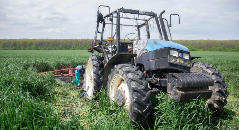 Tragédia a szántóföldön! A munkagép nem játék