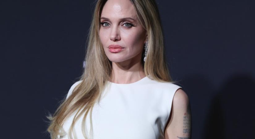 Ez a 30 ezer forintos parfüm Angelina Jolie kedvence: édesanyja miatt rajong a különleges illatért a színésznő