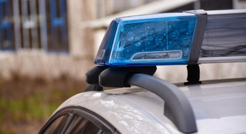 Kisbusz borult fel az M43-ason, lezárták az érintett szakaszt