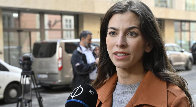 Szentkirályi Alexandra kinyitotta autója csomagtartóját benne egy megkötözött emberrel, majd ukrán szervkereskedőkkel riogatott
