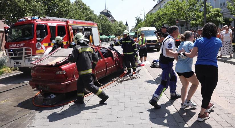 A rollerest elütötte az autó, vérben fekve várt segítségre, az autó szélvédőjén kiesett a sofőr (galéria, videó)