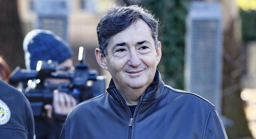 Máris póló készült Mészáros Lőrinc "Gondolom, nem gyalog" aranyköpésével