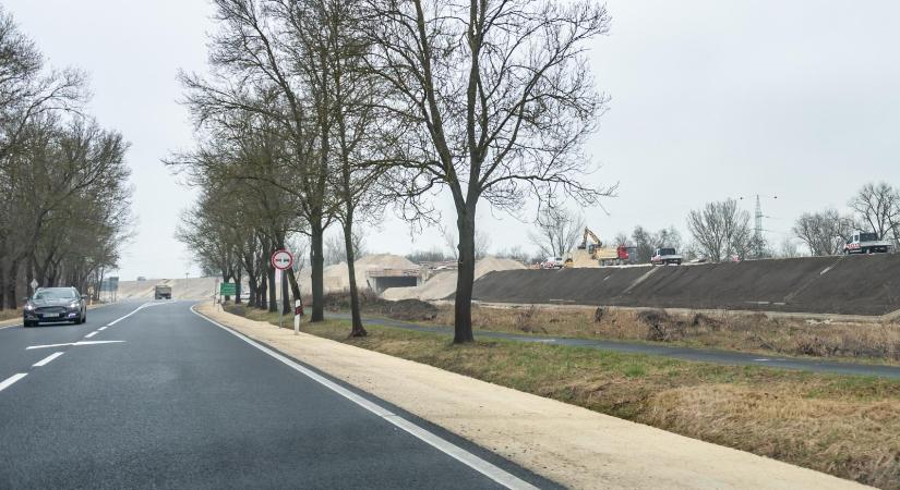 Orbán Viktor átcsoportosított 1,35 milliárd forintot, egy négy éve épült út helyreállítására 300 milliót költenek