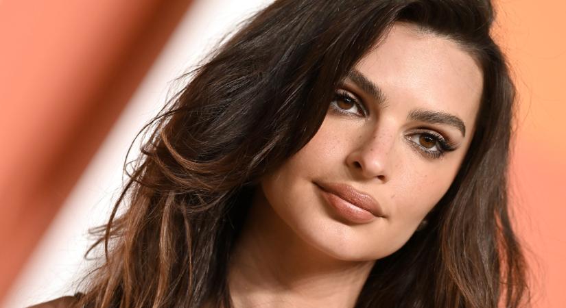 Emily Ratajkowski a ’60-as évek divatjával pezsdíti fel a nyarat: olasz táskákkal pózol
