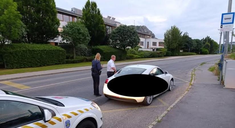 Anyaszült meztelenül, részegen vezetett, amikor megállították, megharapta a rendőrnőt