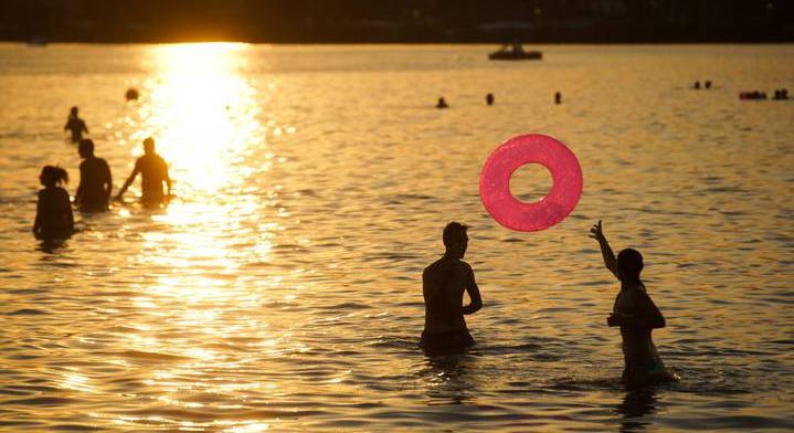 Fürdési tilalommal kezdődik a nyári szezon: a Velencei-tó egyik strandját is bezárták