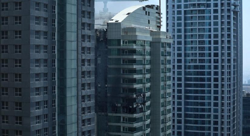 Lángba borult egy felhőkarcoló Dubajban, többezreket kellett kimenekíteni