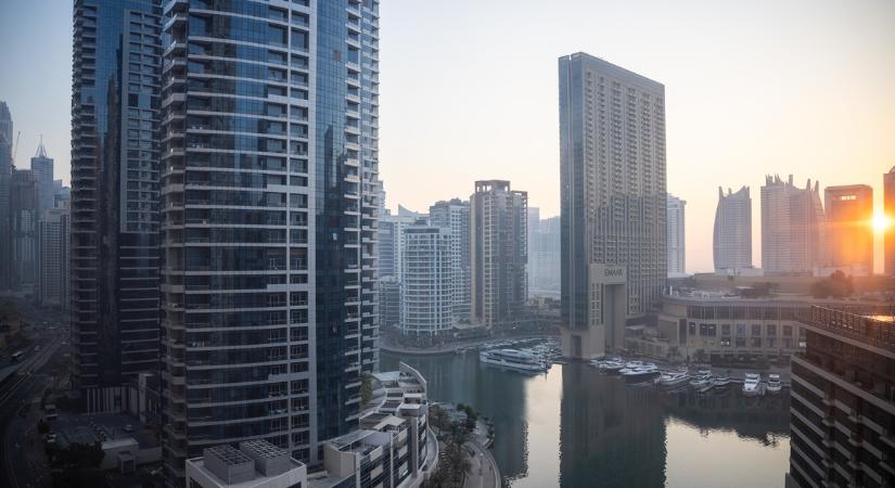 Kigyulladt egy dubaji felhőkarcoló: emberek ezreit mentették ki a lángok közül – videó