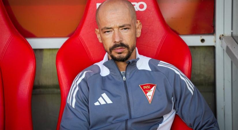 Hiába maradt bent a DVSC az élvonalban a vezetőedzőt mégis kirúgták
