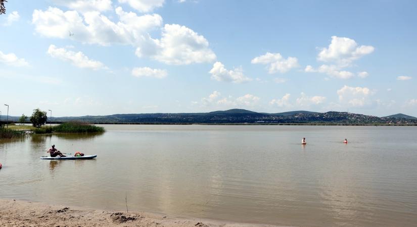 Mindenki erről beszél: életbe lépett a fürdési tilalom a Velencei-tónál, de mégis lesz hol fürdeni