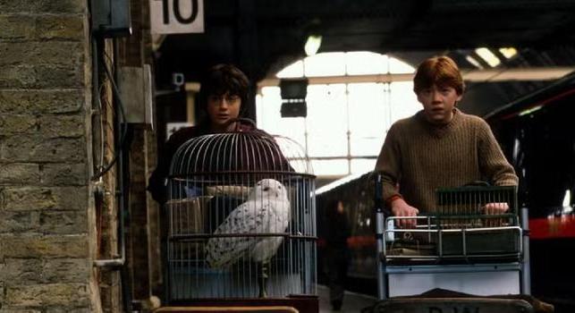 Már épül a 9 és 3/4. vágány: új díszletfotókon a Harry Potter-sorozat