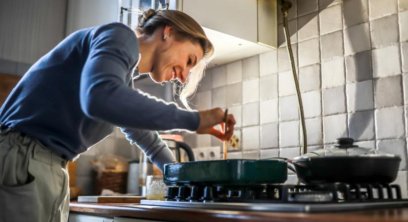 Figyelmeztet a bőrgyógyász: ezért kellene főzés után azonnal arcot mosni