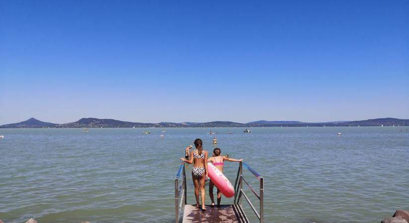 Aki nem vigyázott, simán leégett és pirosra sült a Balatonnál