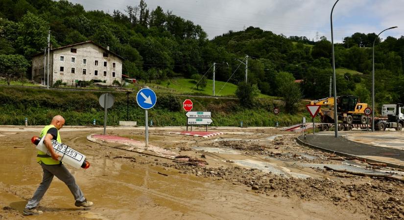 Komoly árvíz sújtotta Spanyolországot - A heves esőzések miatt most térdig gázolnak a helyiek az iszapban